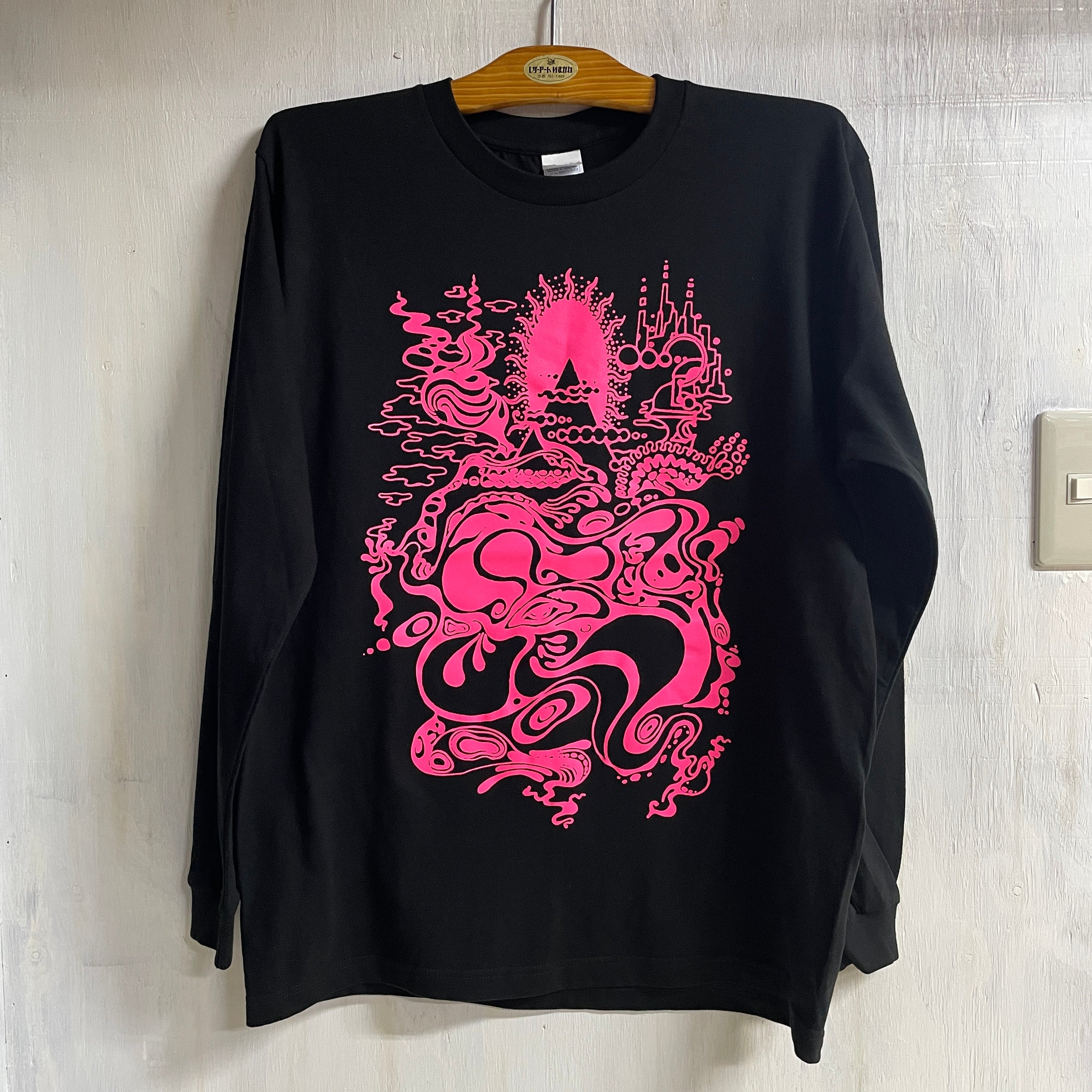 太陽の眼ロゴ長袖Tシャツ[蛍光ピンク]（柏木辿） ブラック | 太陽の眼 